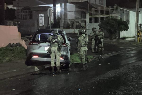 Aseguran dos camionetas con armas de fuego en la colonia Libertad, Culiacán