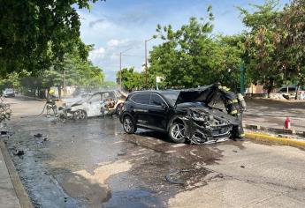 Encontronazo en la Aurora de Culiacán dejó una camioneta incendiada