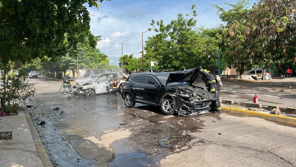 Encontronazo en la Aurora de Culiacán dejó una camioneta incendiada