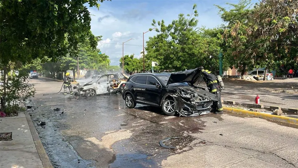 Los agente de tránsito realizaron el peritaje para después retirar ambas unidades de la zona