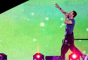 Chris Martin sorprende con su reacción al evidenciar a una pareja durante show de Coldplay | VIDEO
