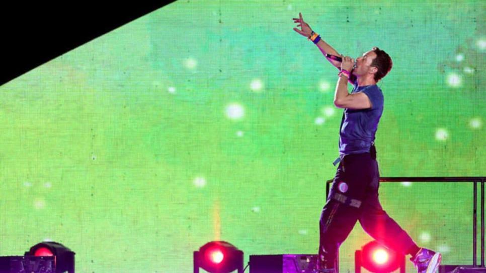 Chris Martin sorprende con su reacción al evidenciar a una pareja durante show de Coldplay | VIDEO