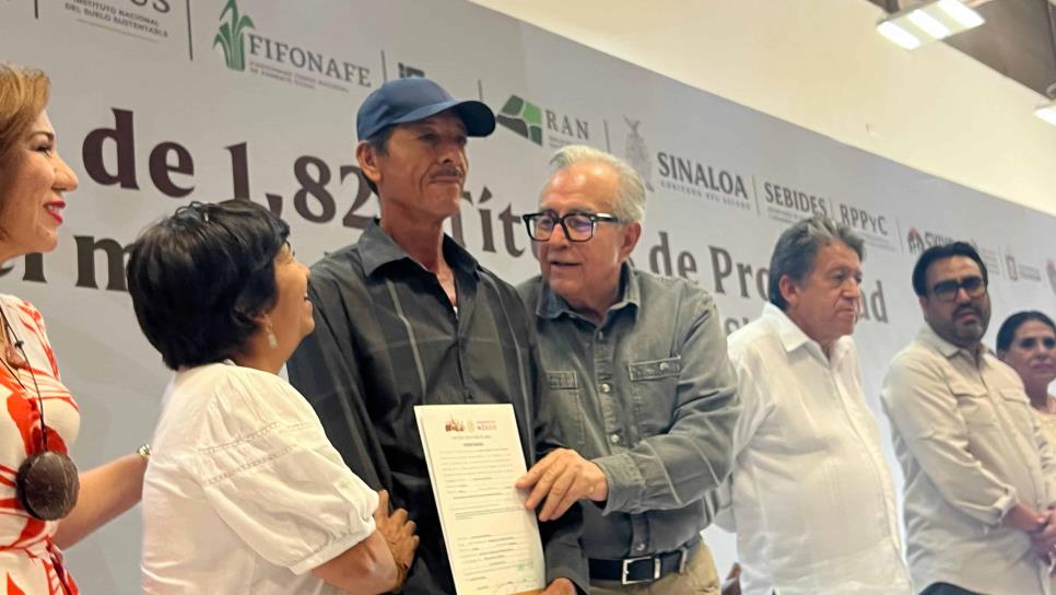 Rocha Moya y Gámez Mendivil entregan mil 825 títulos de propiedad en Culiacán Rocha Moya y Gámez Mendivil entregan mil 825 títulos de propiedad en Culiacán