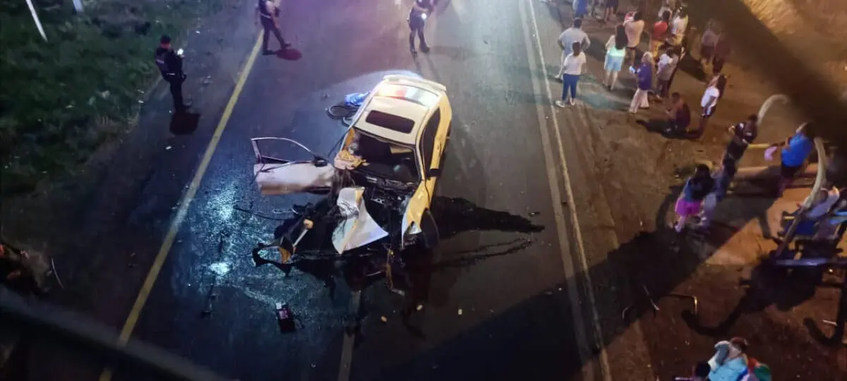 El vehículo en el que viajaban terminó completamente destrozado. (FOTO: Ernesto Torres).