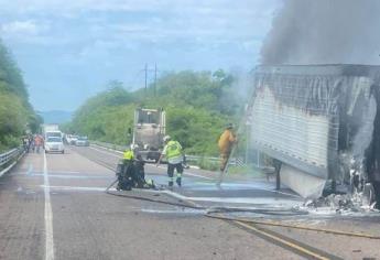 Arde tráiler en el kilómetro 198 de la Mazatlán-Durango; autoridades atienden la emergencia