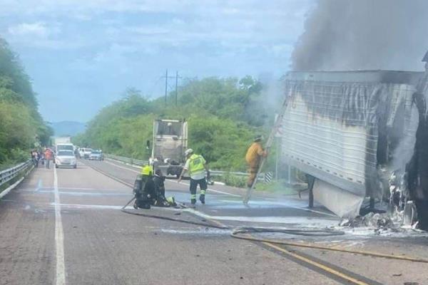 Arde tráiler en el kilómetro 198 de la Mazatlán-Durango; autoridades atienden la emergencia