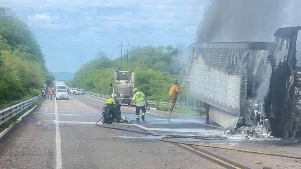 Arde tráiler en el kilómetro 198 de la Mazatlán-Durango; autoridades atienden la emergencia