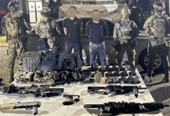 Detienen a 2 sicarios con cuernos de chivo, rifles M4 y equipo táctico en Culiacán