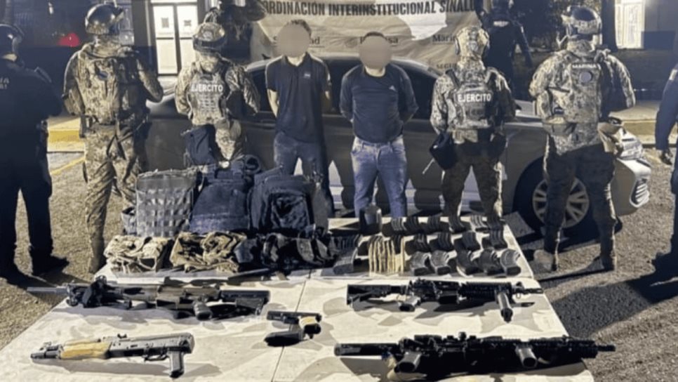Detienen a 2 sicarios con cuernos de chivo, rifles M4 y equipo táctico en Culiacán Detienen a 2 sicarios con cuernos de chivo, rifles M4 y equipo táctico en Culiacán