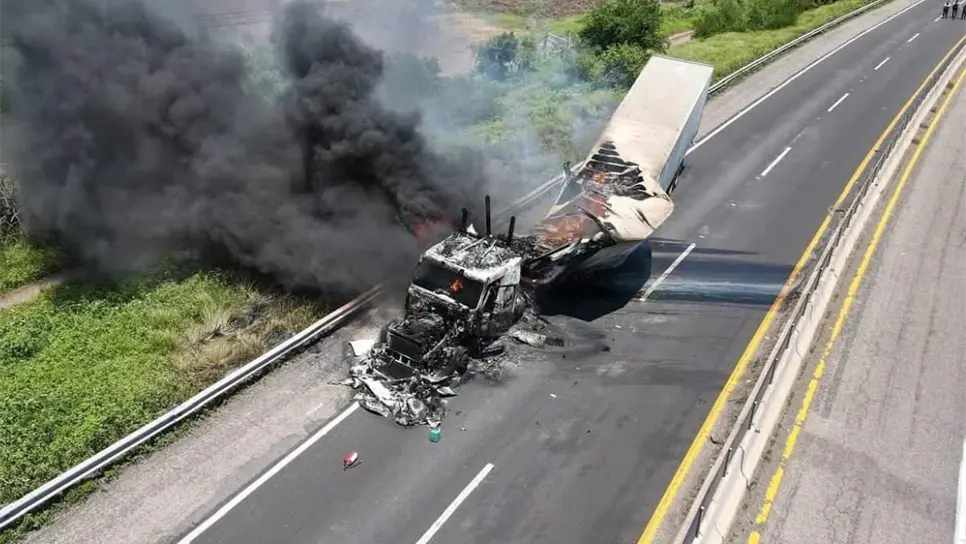 FOTO: Incendio de tráiler provoca cierre parcial en la autopista Mazatlán–Culiacán