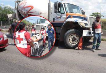 Motociclista choca y queda atrapado abajo de un camión en Mazatlán ¡Se salvó de milagro!
