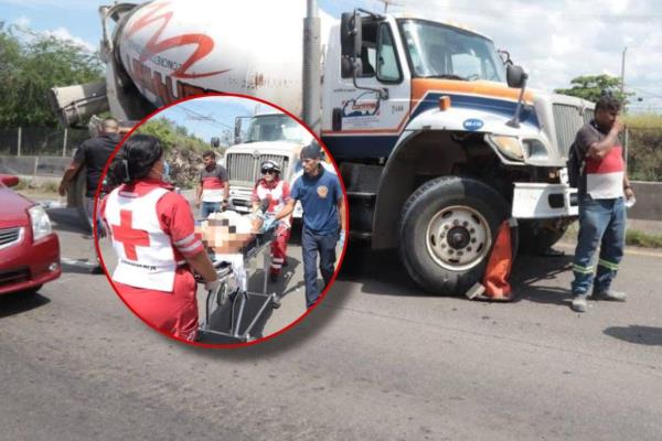 Motociclista choca y queda atrapado abajo de un camión en Mazatlán ¡Se salvó de milagro!