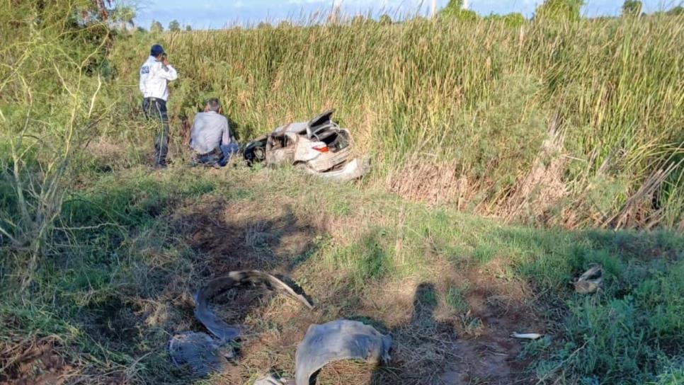 Pareja termina lesionada en aparatosa salida de camino y volcadura en Guasave Pareja termina lesionada en aparatosa salida de camino y volcadura en Guasave