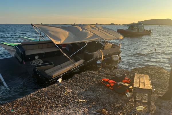 Se vuelca un yate con 11 tripulantes en la Marina vieja en Topolobampo
