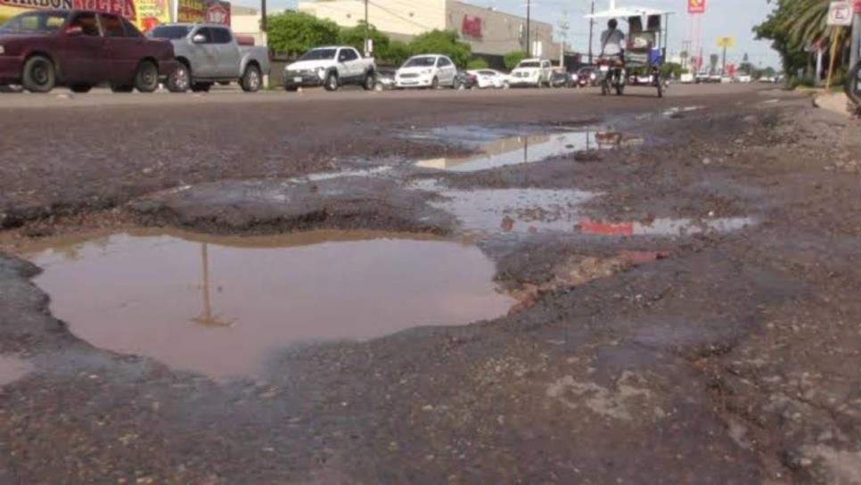 ¡Poca lluvia pero muchos baches! Calles de Los Mochis se vuelven trampas para automovilistas