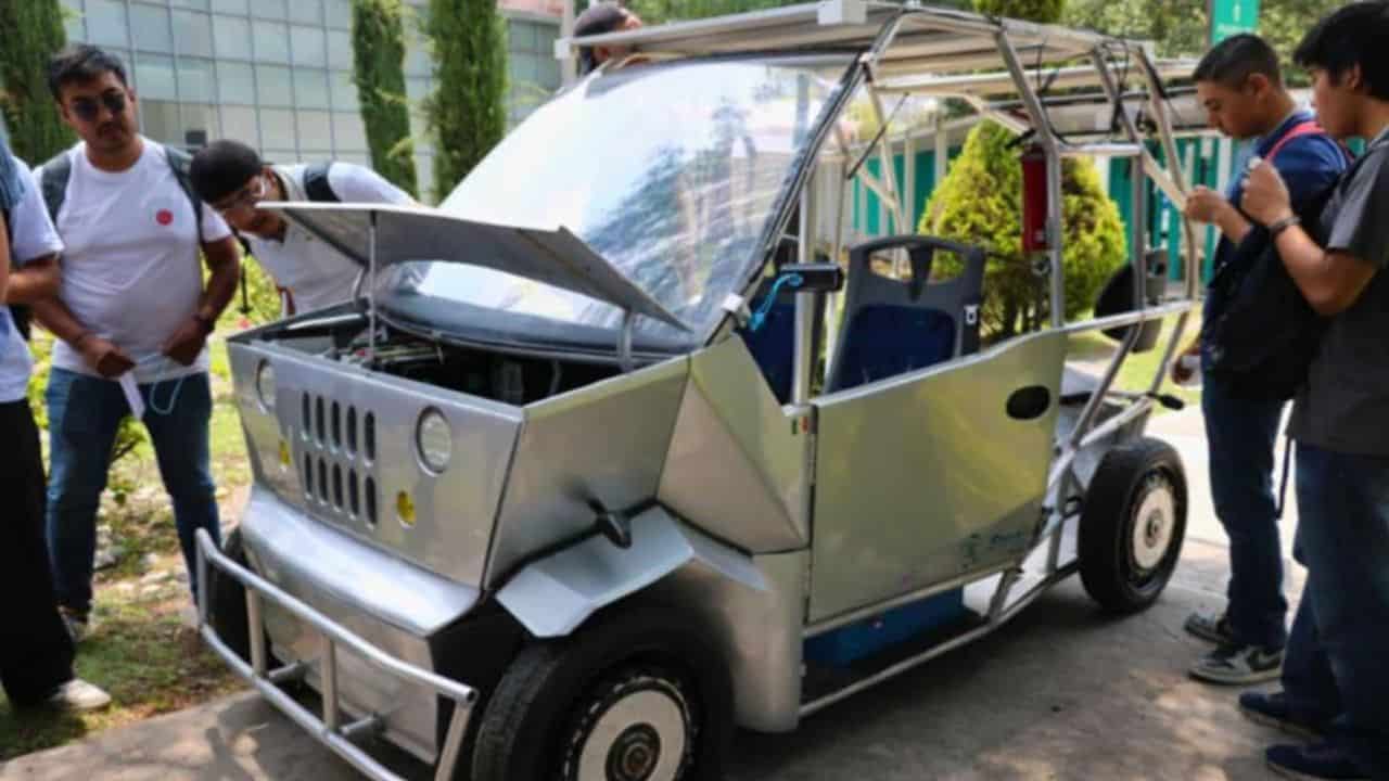 Estos vehículos funcionan mediante una celda que transforma el hidrógeno en electricidad, gracias a una reacción química con el aire. Esto significa que el coche se mueve como si fuera un eléctrico, pero lo que consume en realidad es agua