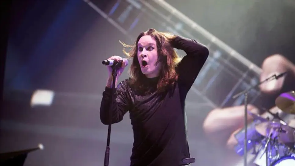 El cantante, conocido por su estilo provocador y teatral, sorprendió al público al morder la cabeza de un murciélago en pleno escenario provocando la locura de miles de fanáticos