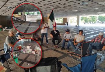 Productores sinaloenses duermen en Palacio de Gobierno; advierten con tomarlo este jueves