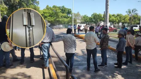 Cumplen la advertencia: productores colocan candados y cierran el Palacio de Gobierno