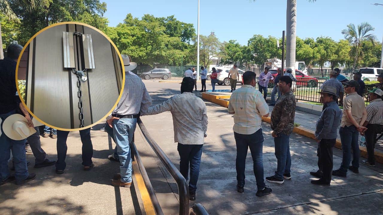 Cumplen la advertencia: productores colocan candados y cierran el Palacio de Gobierno