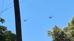 Dos helicópteros militares sobrevuelan a baja altura en el Centro de Culiacán