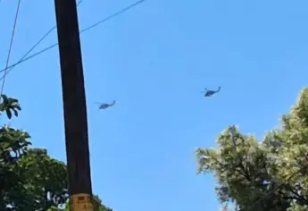 Dos helicópteros militares sobrevuelan a baja altura en el Centro de Culiacán