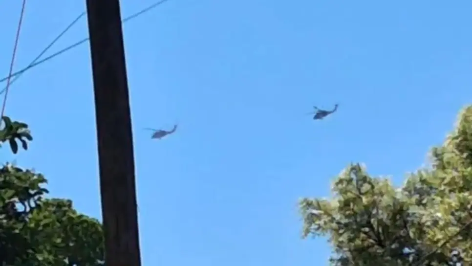 Dos helicópteros militares sobrevuelan a baja altura en el Centro de Culiacán