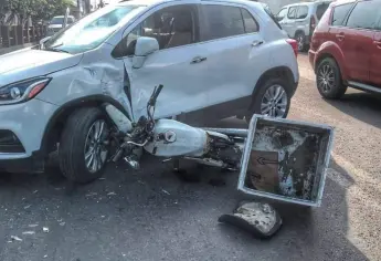 Motociclista resulta lesionado tras chocar contra camioneta en la colonia Reforma de Mazatlán