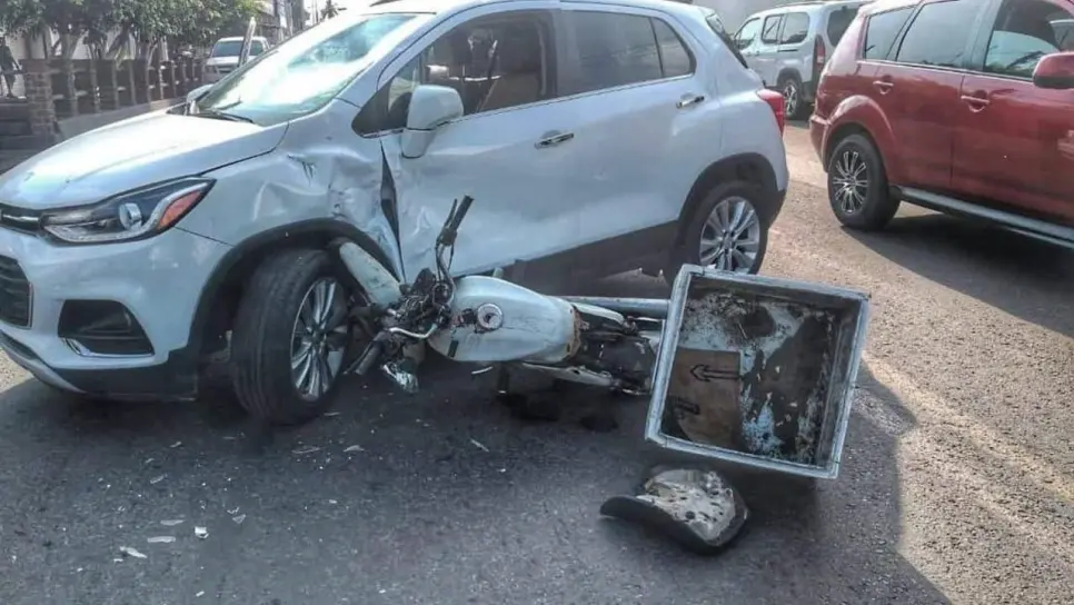 Motociclista resulta lesionado tras chocar contra camioneta en la colonia Reforma de Mazatlán Motociclista resulta lesionado tras chocar contra camioneta en la colonia Reforma de Mazatlán