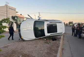 Conductor ebrio se sube el camellón de un bulevar y termina volcado en Los Mochis