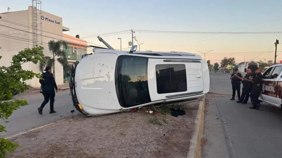 Conductor ebrio se sube el camellón de un bulevar y termina volcado en Los Mochis Conductor ebrio se sube el camellón de un bulevar y termina volcado en Los Mochis