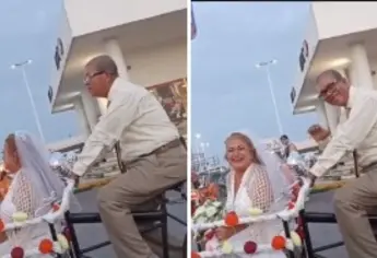 Abuelitos van en triciclo rumbo a su boda | VIDEO