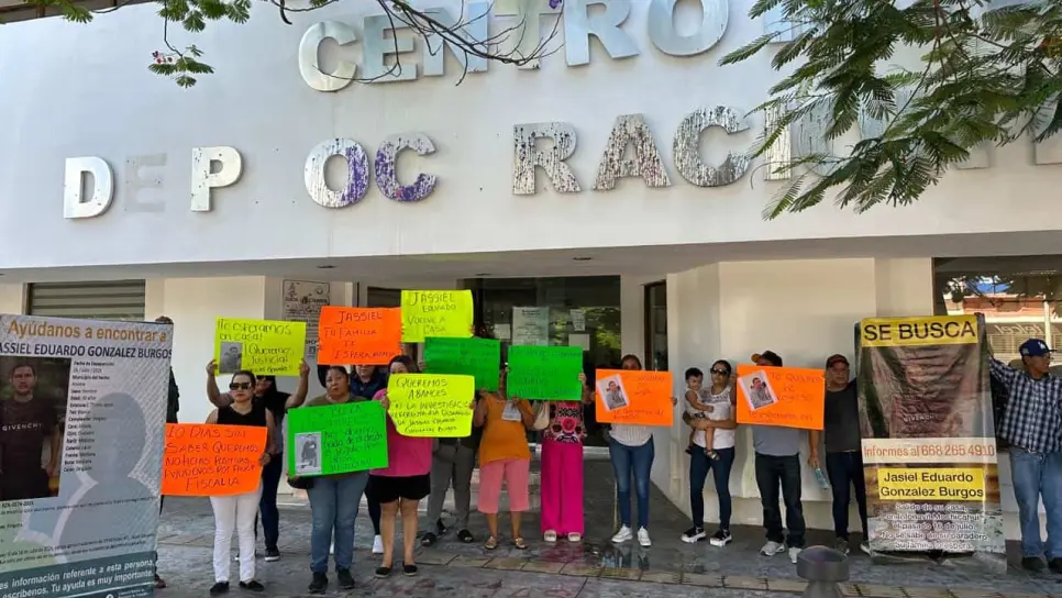 "Jassiel te queremos sano y salvo en casa", familia de joven "levantado" en Los Mochis se manifiestan en la vicefiscalía "Jassiel te queremos sano y salvo en casa", familia de joven "levantado" en Los Mochis se manifiestan en la vicefiscalía