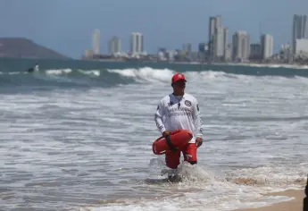 Rescatan a tres turistas de morir ahogados en playas de Mazatlán