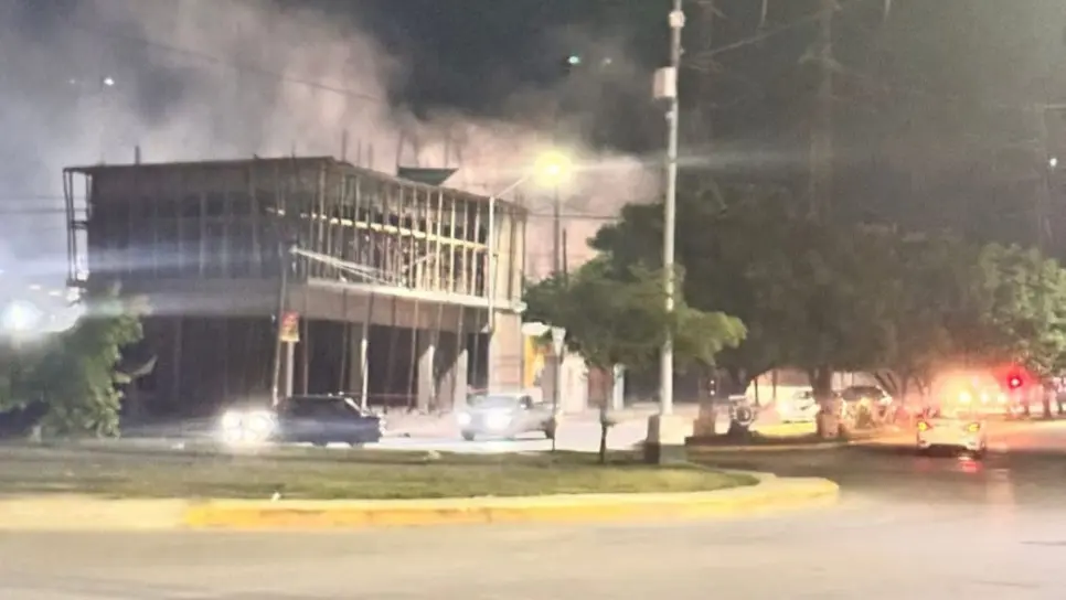Incendio en subestación eléctrica deja sin luz a colonias de Mazatlán durante la noche Incendio en subestación eléctrica deja sin luz a colonias de Mazatlán durante la noche