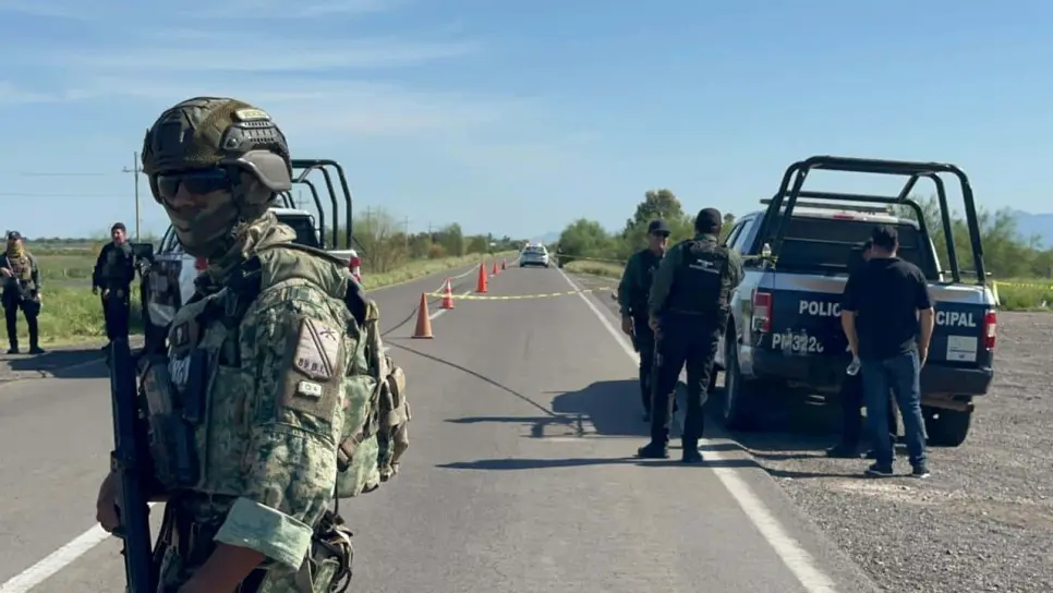 Localizan a 4 hombres ejecutados junto a la México 15, en El Carrizo; podrían ser familiares de El Tito Localizan a 4 hombres ejecutados junto a la México 15, en El Carrizo; podrían ser familiares de El Tito