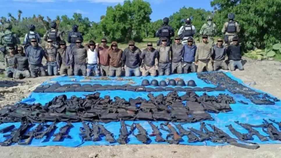 Detienen a 18 personas con armas, lanzagranadas, chalecos tácticos y droga en Aguascalientes