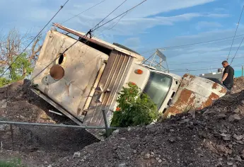 Dompe vuelca tras quedarse sin frenos en la carretera Mocorito-Guamúchil
