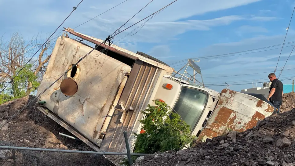 Dompe vuelca tras quedarse sin frenos en la carretera Mocorito-Guamúchil