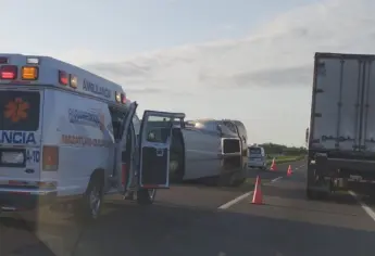 Camión militar vuelca en carretera México 15 por Alta Rosa, Elota