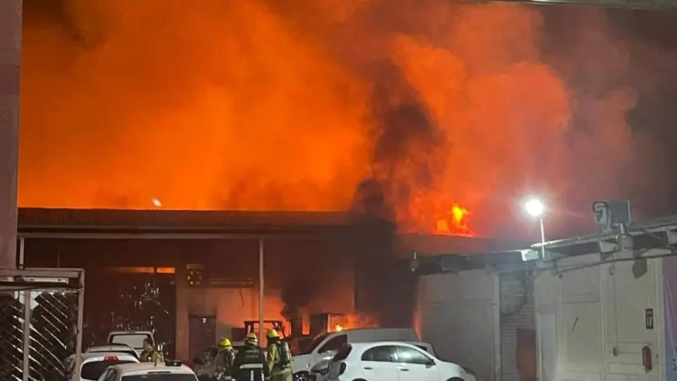 Evacuan a más de 100 personas durante incendio en una bodega en la colonia Bachigualato en Culiacán Evacuan a más de 100 personas durante incendio en una bodega en la colonia Bachigualato en Culiacán