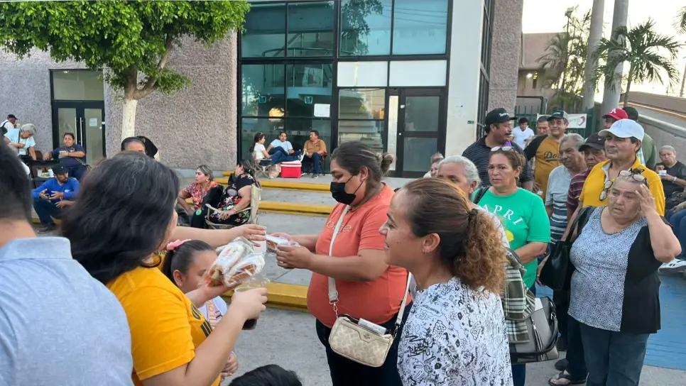 Asociación Civil "Una Ayuda, Una Sonrisa" entrega alimentos en hospitales de Los Mochis Asociación Civil "Una Ayuda, Una Sonrisa" entrega alimentos en hospitales de Los Mochis