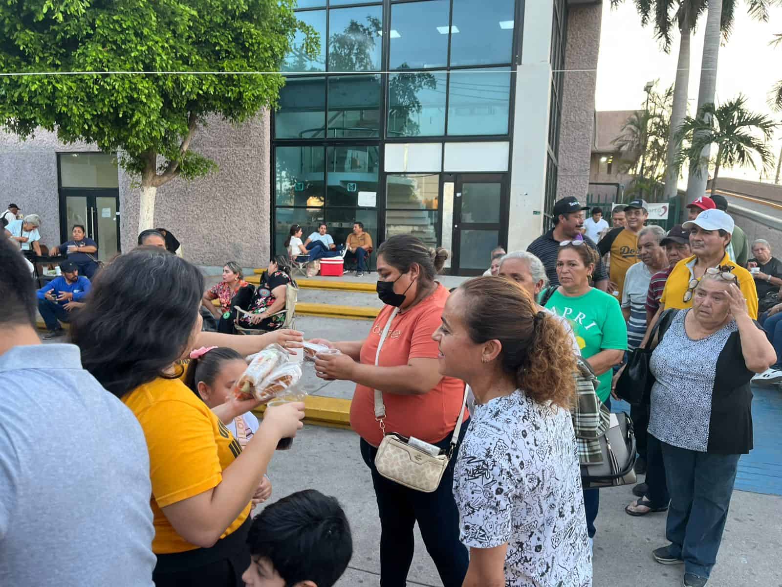 Asociación Civil Una Ayuda, Una Sonrisa entrega alimentos en hospitales de Los Mochis