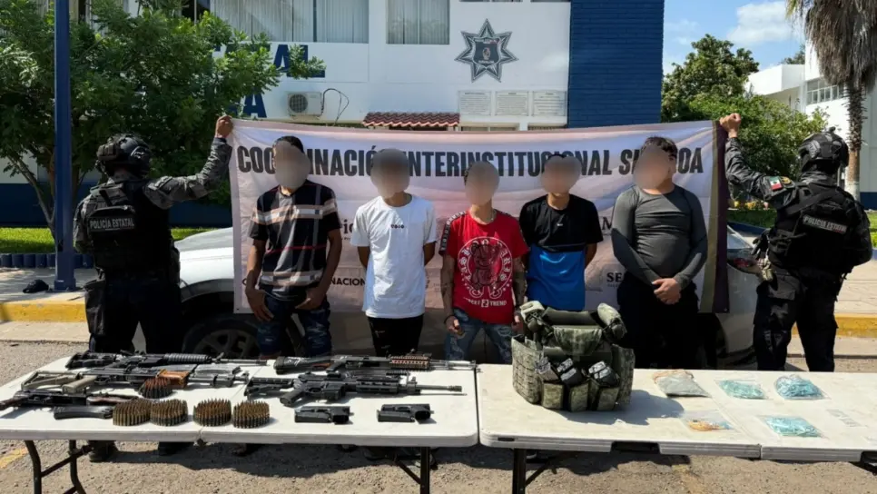 Portaban ametralladoras, cuernos de chivo, equipo táctico y droga los 5 detenidos en Aguaruto, Culiacán Portaban ametralladoras, cuernos de chivo, equipo táctico y droga los 5 detenidos en Aguaruto, Culiacán