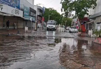 Fuertes lluvias en Culiacán dejan encharcamientos y árboles caídos la tarde del domingo