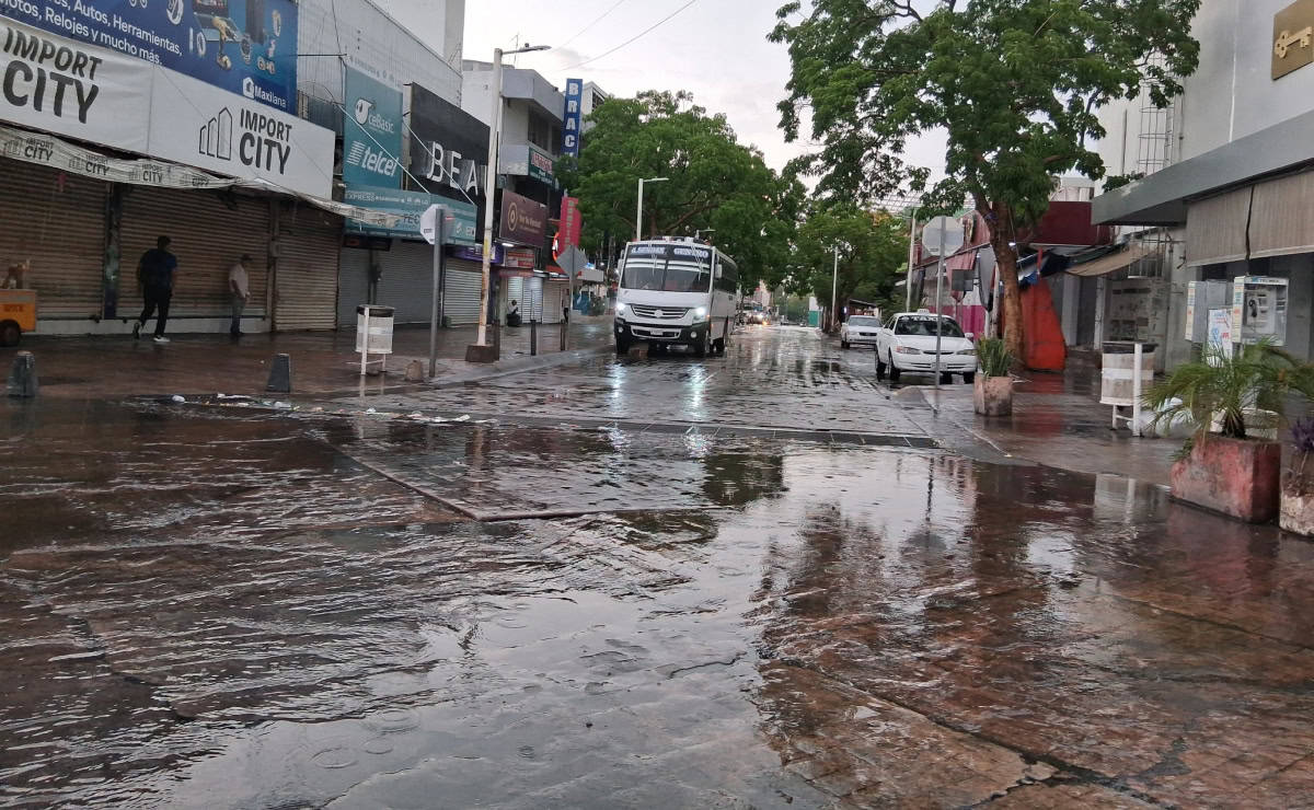 Fuertes lluvias en Culiacán dejan encharcamientos y árboles caídos la tarde del domingo