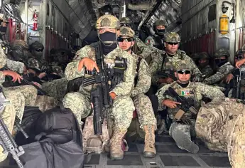 Soldados con banderas de Estados Unidos en su uniforme llegan a Culiacán
