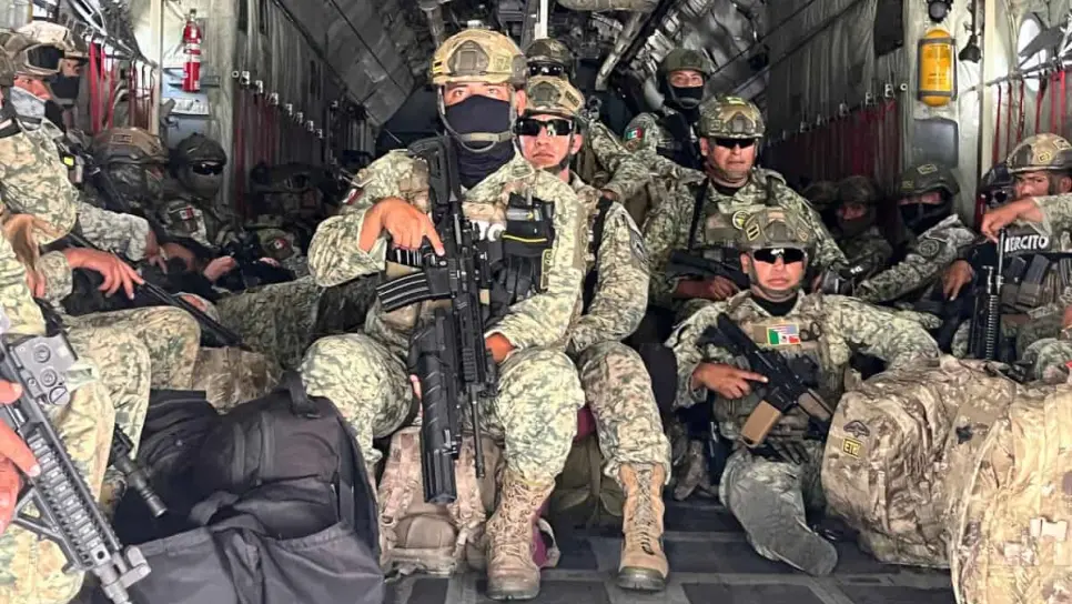 Soldados con banderas de Estados Unidos en su uniforme llegan a Culiacán