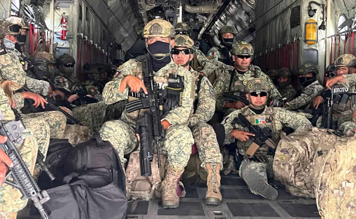 Soldados con banderas de Estados Unidos en su uniforme llegan a Culiacán