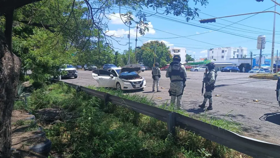 Sujetos arrojan ponchallantas y escapan en persecución del fraccionamiento Infonavit Humaya de Culiacán Sujetos arrojan ponchallantas y escapan en persecución del fraccionamiento Infonavit Humaya de Culiacán
